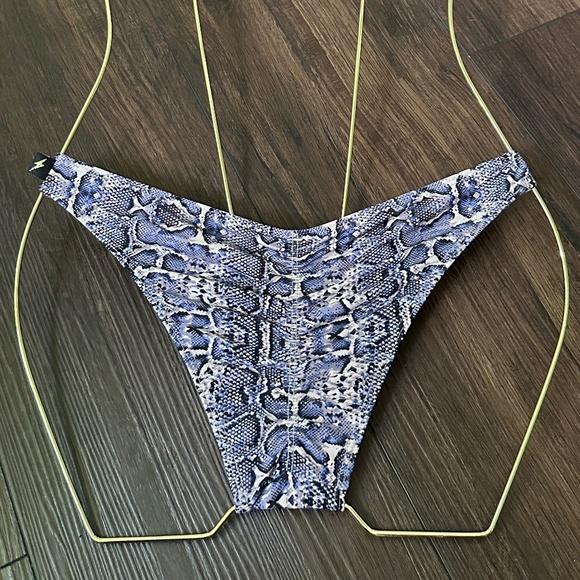 🔥 2 Cleo the Hurricane Scrunch-Bum Dance Shorts | Small - Picture 3 of 4